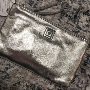 LIZ CLAIRBORNE PHONE CHARGING WALLET